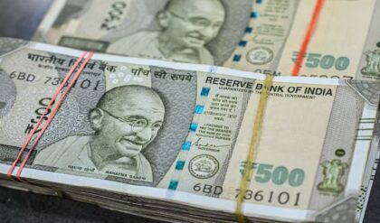 শেয়ার বাজারে রক্তক্ষরণ! এই মুহূর্তে বড় অঙ্কের বিনিয়োগ নাকি এসআইপি, কোন পথে আসবে কোটি টাকা?