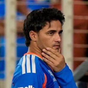 অভিষেকের অফফর্মের রহস্য কি হেলমেটের নিচের ফেট্টি? মন্টি পানেসরের অদ্ভুত টোটকা!