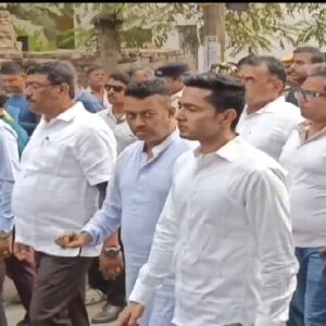 কাঁচরাপাড়ায় জনসমুদ্র! ‘মুকুলদা’র শেষযাত্রায় আবেগঘন অভিষেক বন্দ্যোপাধ্যায়