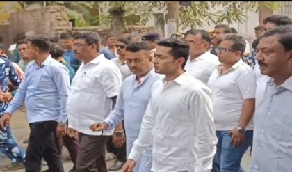 কাঁচরাপাড়ায় জনসমুদ্র! ‘মুকুলদা’র শেষযাত্রায় আবেগঘন অভিষেক বন্দ্যোপাধ্যায়