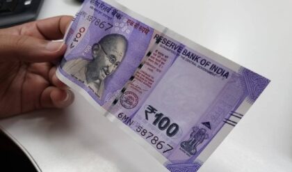 খাতায় ১০০ টাকার নোট আর ‘পাস করিয়ে দিন’ আরজি! পরীক্ষার্থীর কাণ্ড দেখে চক্ষু চড়কগাছ শিক্ষকের