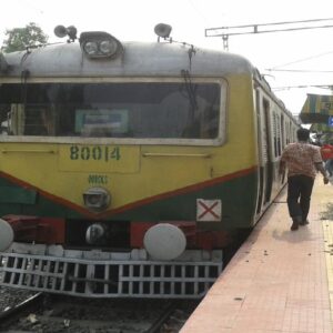 বিধাননগরে ঢুকতেই অগ্নিপিণ্ড হাবড়া লোকাল! দাউদাউ করে জ্বলছে কামরা, শিয়ালদহ শাখায় চরম আতঙ্ক!