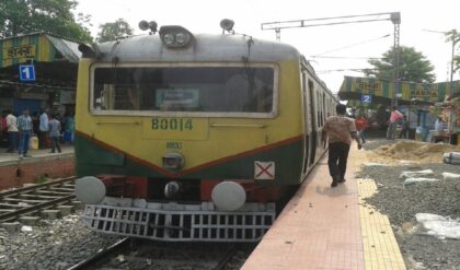 বিধাননগরে ঢুকতেই অগ্নিপিণ্ড হাবড়া লোকাল! দাউদাউ করে জ্বলছে কামরা, শিয়ালদহ শাখায় চরম আতঙ্ক!