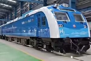 ভারতীয় রেলে বিপ্লব! ধোঁয়া নয়, জলীয় বাষ্প উড়িয়ে ছুটল দেশের প্রথম হাইড্রোজেন ট্রেন