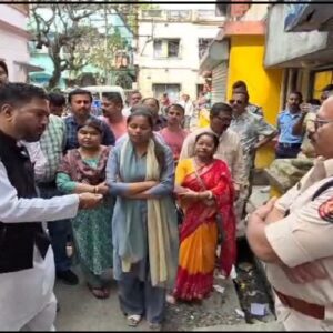 “একদিন আমিই সরকার চালাব!” প্রকাশ্য জনসভায় পুলিশ কর্তাকে চরম হুঁশিয়ারি বিজেপি বিধায়কের!