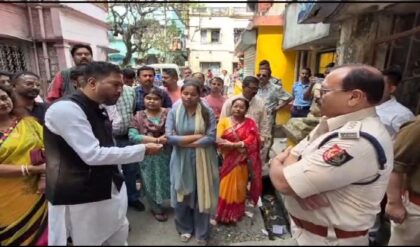 “একদিন আমিই সরকার চালাব!” প্রকাশ্য জনসভায় পুলিশ কর্তাকে চরম হুঁশিয়ারি বিজেপি বিধায়কের!