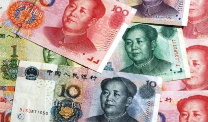 টেবিলে টাকার পাহাড়! মালিক বললেন ‘যত পারো লুটে নাও’, কর্মীদের লটারি না কি অন্য কিছু?f