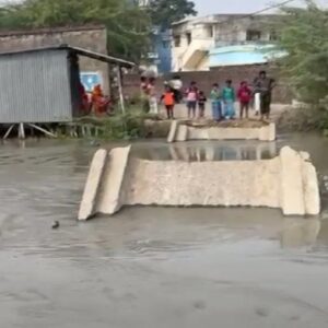সন্দেশখালিতে হুড়মুড়িয়ে ভেঙে পড়ল পাকা সেতু! প্রাণভয়ে খালের জলে ঝাঁপ গ্রামবাসীদের, বিচ্ছিন্ন ৫ গ্রাম
