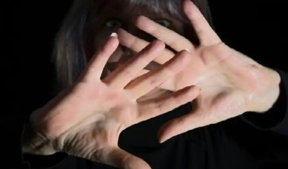 পূর্ব মেদিনীপুরে মহিলাকে গাছে বেঁধে মার, স্বতঃপ্রণোদিত মামলা জাতীয় মহিলা কমিশনের 2 Min read Author : Saborni Mitra | ANI Published : Feb 26 2026, 05:16 PM IST FB TW Linkdin Whatsapp GN Follow Us NCW Steps In After Woman Allegedly Assaulted in West Bengal East Midnapore NCW Steps In After Woman Allegedly Assaulted in West Bengal East Midnapore Image Credit: social media  পশ্চিমবঙ্গের পূর্ব মেদিনীপুরে এক মহিলাকে গাছে বেঁধে, বিবস্ত্র করে মারধরের অভিযোগ। স্থানীয় রাস্তা তৈরির দুর্নীতির প্রতিবাদ করায় এই ঘটনা বলে জানা গেছে। জাতীয় মহিলা কমিশন (NCW) স্বতঃপ্রণোদিত হয়ে মামলা রুজু করেছে এবং পাঁচ দিনের মধ্যে রিপোর্ট তলব করেছে।  পশ্চিমবঙ্গের পূর্ব মেদিনীপুরে এক মহিলাকে নৃশংসভাবে মারধরের অভিযোগ উঠেছে। এই ঘটনায় জাতীয় মহিলা কমিশন (NCW) স্বতঃপ্রণোদিত হয়ে পদক্ষেপ করেছে। জানা গেছে, স্থানীয় একটি রাস্তা তৈরির কাজে দুর্নীতির প্রতিবাদ করেছিলেন ওই মহিলা। তার জন্যই তাঁকে একটি গাছে বেঁধে, বিবস্ত্র করে মারধর করা হয়। ঘটনার সময় তাঁর নাবালিকা মেয়েও সেখানে উপস্থিত ছিল।  জাতীয় মহিলা কমিশনের বিবৃতি গত ২৫ ফেব্রুয়ারি জাতীয় মহিলা কমিশন একটি সরকারি বিবৃতিতে এই ঘটনার তীব্র নিন্দা করেছে। কমিশনের মতে, এই ধরনের লিঙ্গ-ভিত্তিক হিংসা ভারতীয় সংবিধানের ১৪, ১৫, ২১ এবং ২৩ নম্বর ধারার পরিপন্থী। কমিশন জোর দিয়ে বলেছে, এই ঘটনা একজন মহিলার আত্মমর্যাদা এবং অন্যায়ের বিরুদ্ধে আওয়াজ তোলার মৌলিক অধিকারকে খর্ব করে। NCW অবিলম্বে উপযুক্ত ধারায় FIR দায়ের করে নির্দিষ্ট সময়ের মধ্যে নিরপেক্ষ তদন্তের দাবি জানিয়েছে। একইসঙ্গে, সমস্ত ডাক্তারি, ফরেনসিক এবং ইলেকট্রনিক প্রমাণ সংরক্ষণ করার নির্দেশ দেওয়া হয়েছে। চার্জশিট দ্রুত জমা দিয়ে ফাস্ট-ট্র্যাক কোর্টে বিচার চালানোর কথাও বলা হয়েছে। কর্তৃপক্ষকে পাঁচ দিনের মধ্যে একটি বিস্তারিত অ্যাকশন টেকেন রিপোর্ট (ATR) জমা দিতে বলা হয়েছে।  ভিন রাজ্যে সক্রিয় NCW এর আগে, তেলেঙ্গানার একটি ঘটনাতেও কমিশন পদক্ষেপ করেছিল। তেলেঙ্গানার মুলুগু জেলার মেদারাম গ্রামে সম্প্রতি সামাক্কা সারালম্মা জাটারা উৎসব অনুষ্ঠিত হয়। সেই সময় এক নাবালিকাকে যৌন হেনস্থার অভিযোগ ওঠে। এই খবর প্রকাশ্যে আসতেই জাতীয় মহিলা কমিশন ঘটনাস্থল পরিদর্শন করে এবং সংবাদমাধ্যমকে ধর্ষণের মতো সংবেদনশীল খবর সতর্কতার সঙ্গে পরিবেশন করার অনুরোধ জানায়। সোশ্যাল মিডিয়া এবং বিভিন্ন সংবাদমাধ্যমে খবর ছড়ায় যে, ছত্তিশগড়ের পাঁচজন যুবক ১৩ বছরের এক কিশোরীকে যৌন হেনস্থা করেছে। কিছু রিপোর্টে গণধর্ষণের কথাও বলা হয়। এই খবরের ভিত্তিতেই কমিশন স্বতঃপ্রণোদিত হয়ে পদক্ষেপ করে। NCW-র একটি দল সত্যিটা জানতে ওই এলাকায় যায় এবং স্থানীয় আধিকারিকদের সঙ্গে কথা বলে। কমিশনের সদস্য ডেলিনা খংদুপ সংবাদ সংস্থা ANI-কে জানান, এই অভিযোগগুলো সত্যি নয়। তিনি বলেন, “আজ আমরা মুলুগুতে এসেছি কারণ এখানে ১৩ বছরের একটি মেয়েকে ধর্ষণ করা হয়েছে বলে গুজব রটেছিল। আমরা তদন্ত করে দেখেছি, এমন কোনও ঘটনাই এখানে ঘটেনি। এমনকি যে রিপোর্টার এই খবরটি করেছিলেন, তিনিও ক্ষমা চেয়েছেন।” খংদুপ আরও জানান, ওই রিপোর্টার নিজের ইউটিউব চ্যানেলের মাধ্যমে পুলিশের কাছে একটি ক্ষমাপত্র জমা দিয়েছেন। তিনি গুজব ছড়ানোর বিরুদ্ধে তীব্র সতর্কবার্তা দেন। তাঁর মতে, এই ধরনের গুজব মানুষের মধ্যে আতঙ্ক তৈরি করে এবং বিশ্বাস নষ্ট করে। তিনি বলেন, “এই ধরনের ভুল তথ্য বা গুজব বন্ধ করতে হবে। আমরা, NCW-তে, এই বিষয়গুলিকে খুব গুরুত্ব দিয়ে দেখি এবং আমাদের দেশে এই ধরনের অপরাধ সহ্য করা হবে না। আমরা সংবাদমাধ্যম, সোশ্যাল মিডিয়া ব্যবহারকারী এবং ইউটিউবারদের অনুরোধ করছি, এই ধরনের খবর সংবেদনশীলতার সঙ্গে পরিবেশন করুন।”  Related Articles Related image1 অর্থনীতি থেকে নিরাপত্তা, একাধিক গুরুত্বপূর্ণ চুক্তি সই করতে চলেছে ভারত-ইজরায়েল Related image2 প্রোমোটার খুনে এখনও অধরা ২ মূল অভিযুক্ত, ধৃত ৩ জনকে লাগাতার জেরা গোলাবাড়ি থানার পুলিশের    READ FULL ARTICLE West Bengal News (পশ্চিমবঙ্গের খবর): Read In depth coverage of West Bengal News Today in Bengali including West Bengal Political, Education, Crime, Weather and Common man issues news at Asianet News Bangla.  ABOUT THE AUTHOR SM Saborni Mitra সাবর্ণী মিত্র, ২০০৩ সালে থেকে মিডিয়ার সঙ্গে যুক্ত। বর্ধমান বিশ্ববিদ্যালয় থেকে সাংবাদিকতা ও গণজ্ঞাপণে স্নাতকোত্তর ডিগ্রি রয়েছে। জাতীয়, আন্তর্জাতিক ও রাজ্যের খবর লেখেন। ক্রাইম নিউজে আগ্রহী। যোগাযোগ: saborni.mitra@asianetnews.in পশ্চিমবঙ্গের খবর