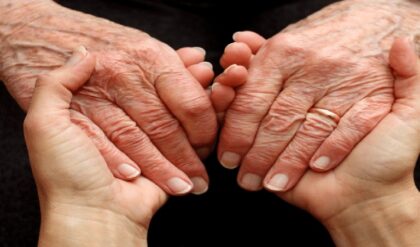 ধর্মের চেয়েও বড় নাড়ির টান! ১০ বছর পর ‘ঘরওয়াপসি’ মুসলিম মায়ের, কান্নায় ভেঙে পড়লেন হিন্দু ছেলে