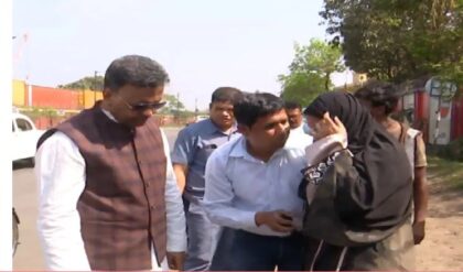 মাঝরাস্তায় বড় বিপদ! বাইক থেকে ছিটকে পড়লেন দম্পতি, কনভয় থামিয়ে যা করলেন ফিরহাদ হাকিম…