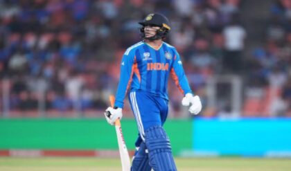 IND vs ZIM, T20 World Cup: অভিষেককে আপাতত বিশ্রামে পাঠানো উচিত, বলে দিলেন আর এক বিস্ফোরক ওপেনার! ২৫ বছর বয়সী এই ক্রিকেটার বিশ্বকাপের গ্রুপ পর্বে চূড়ান্ত ব্যর্থ। একটিও ম্যাচে রান করতে পারেননি। অথচ ঠিক এক মাস আগে ২৫ জানুয়ারি, নিউজিল্যান্ডের বোলারদের বিধ্বস্ত করে ভারত ১৫৪ রান তাড়া করে ১০ ওভারেই জিতে যায়। ২০ বলে অপরাজিত ৬৮ রান করেছিলেন অভিষেক। এর পরের ৬ ইনিংসে অভিষেকের নামের পাশে ৪টি শূন্য।