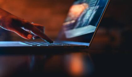 ডিজিটাল বার্নআউট: আধুনিক প্রজন্মের নতুন ‘মড়ক’! আপনিও কি অজান্তে তলিয়ে যাচ্ছেন অবসাদে?