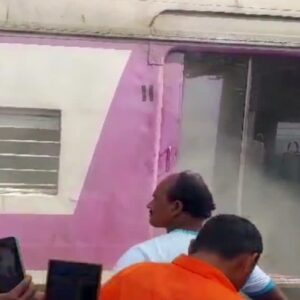 শিয়ালদা দক্ষিণ শাখায় চলন্ত ট্রেনে আগুন! মগরাহাট স্টেশনে হুলুস্থুল, অল্পের জন্য রক্ষা পেলেন যাত্রীরা