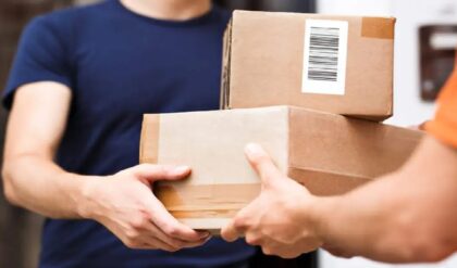 বিরাট পার্সেল হাতে নিতেই খটকা, গন্তব্যে পৌঁছে প্যাকেট খুলতেই ডেলিভারি বয়ের মাথায় হাত!