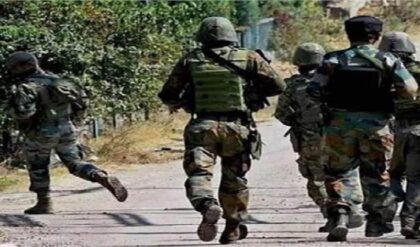 মণিপুরে সেনার মেগা অপারেশন! ৪ দুর্ধর্ষ জঙ্গি গ্রেফতার, উদ্ধার আইইডি ও মর্টারের পাহাড়!