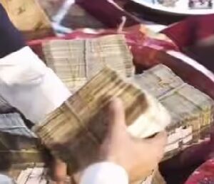 নগদ ৭১ লক্ষ আর ২১ ভরি সোনা! বিয়ের পিঁড়িতেই ইউটিউবারের ‘লটারি’, দান না কি পণ? তুঙ্গে বিতর্ক