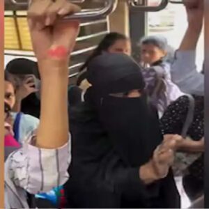 বোরখা পরে লেডিস কামরায় পুরুষ! মুম্বই লোকালে হাতেনাতে পাকড়াও ‘ছদ্মবেশী’ মজনু, ভাইরাল ভিডিও