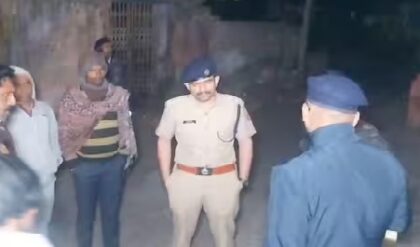 উলুবেড়িয়ায় ফিল্মি কায়দায় ডাকাতি! মাথায় বন্দুক ঠেকিয়ে সোনার ব্যবসায়ীর ব্যাগ লুঠ, চলল গুলি