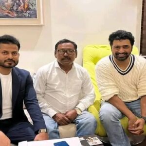 সুপারস্টারের ঘরে পদ্মশ্রী! দেবের অফিসে ‘অ্যাম্বুলেন্স দাদা’, কী নিয়ে চলল রুদ্ধদ্বার বৈঠক?