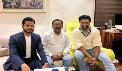 সুপারস্টারের ঘরে পদ্মশ্রী! দেবের অফিসে ‘অ্যাম্বুলেন্স দাদা’, কী নিয়ে চলল রুদ্ধদ্বার বৈঠক?