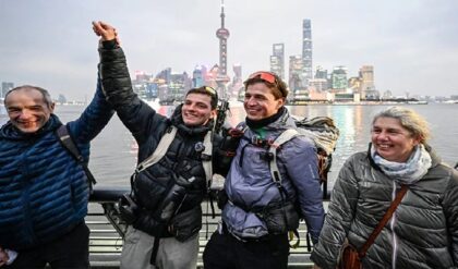 অসাধ্য সাধন! দেড় বছর হেঁটে ১৬টি দেশ পার, ফ্রান্স থেকে চিন পৌঁছে ইতিহাস গড়লেন ২ বন্ধু