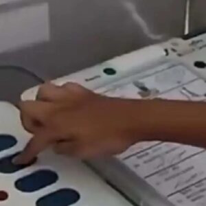 ‘একেই বলে বাবার ছেলে!’ বুথে ঢুকে ইভিএম টিপল নাবালক, মহারাষ্ট্রের নির্বাচনে চরম বিতর্ক