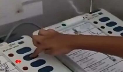 ‘একেই বলে বাবার ছেলে!’ বুথে ঢুকে ইভিএম টিপল নাবালক, মহারাষ্ট্রের নির্বাচনে চরম বিতর্ক