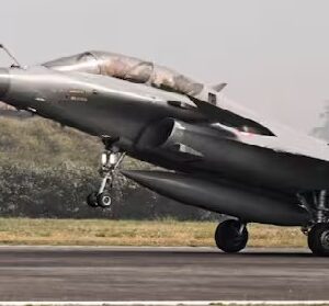 ৩.২৫ লক্ষ কোটি টাকার ‘মেগা ডিল’! ১১৪টি রাফাল কিনছে ভারত, কাঁপছে দুই প্রতিবেশী দেশ?