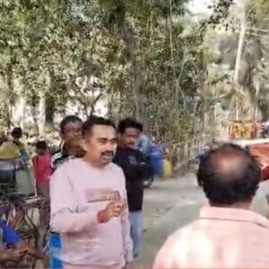 ক্লাসরুমের দরজা খুলতেই আঁতকে উঠলেন অভিভাবক! সিলিং থেকে ঝুলছেন শিক্ষক, স্কুলে তুলকালাম