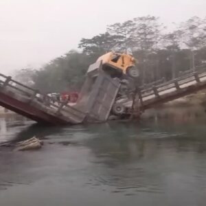 নিয়ম ভেঙে গ্রামীণ রাস্তায় ডাম্পারের তাণ্ডব! মুজনাই নদীর ওপর হুড়মুড়িয়ে ভেঙে পড়ল সেতু, বিচ্ছিন্ন দুই এলাকা