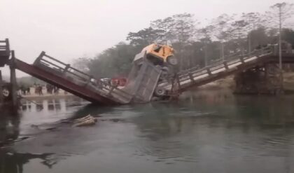 নিয়ম ভেঙে গ্রামীণ রাস্তায় ডাম্পারের তাণ্ডব! মুজনাই নদীর ওপর হুড়মুড়িয়ে ভেঙে পড়ল সেতু, বিচ্ছিন্ন দুই এলাকা