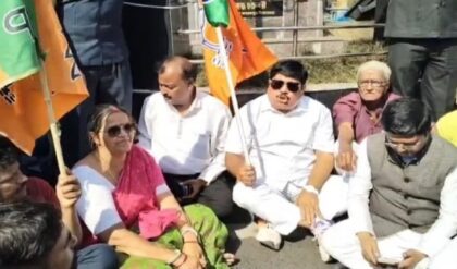 তৃণমূল কাউন্সিলরের ‘লাথিতে’ বৃদ্ধের মৃত্যু? অর্জুন সিংয়ের নেতৃত্বে ব্যারাকপুরে অগ্নিগর্ভ রণক্ষেত্র!