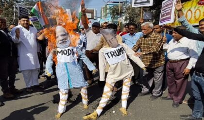 মোদী-ট্রাম্পের কুশপুতুল দাহ! ভারত-মার্কিন বাণিজ্য চুক্তির প্রতিবাদে উত্তাল কলকাতার হাজরা!