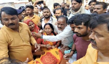 উৎসবের আমেজ নিমেষে শোকে পরিণত! মন্দিরের প্রাণ প্রতিষ্ঠায় চরম বিশৃঙ্খলা, পদপিষ্ট হয়ে মৃত্যু প্রৌঢ়ার!