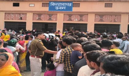 মালদায় ভোটার কার্ডের শুনানি ঘিরে রণক্ষেত্র জিলা স্কুল! রক্তারক্তি কাণ্ড, নামল RAF!