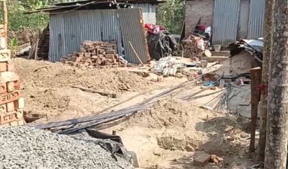 সরকারি রাস্তা দখল করে বাড়ি তৈরির চেষ্টা! তৃণমূল কর্মীর দাদাগিরির বিরুদ্ধে সরব গ্রামবাসীরা