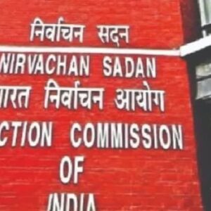 ETV Bharat / politics  বারবার নির্দেশ অমান্য রাজ্যের? মুখ্যসচিবকে দিল্লিতে তলব কমিশনের কোনও আনুষ্ঠানিক চিঠি বা ই-মেল নয়, সরাসরি ফোনেই ডেকে পাঠানো হয় নন্দিনী চক্রবর্তীকে ।পশ্চিমবঙ্গের প্রশাসনিক মহলে নজিরবিহীন চাঞ্চল্য। জাতীয় নির্বাচন কমিশনের বারবার দেওয়া নির্দেশ কার্যকর না হওয়ার অভিযোগে রাজ্যের মুখ্যসচিব নন্দিনী চক্রবর্তীকে সরাসরি দিল্লিতে তলব করা হলো। সাধারণত কোনো আধিকারিককে ডাকার ক্ষেত্রে ইমেল বা সরকারি চিঠিপত্র আদান-প্রদান করা হয়, কিন্তু এক্ষেত্রে কমিশন কোনো প্রথাগত পথে না গিয়ে সরাসরি ফোনের মাধ্যমে মুখ্যসচিবকে আজ বিকেলের মধ্যে দিল্লিতে হাজির হওয়ার কড়া নির্দেশ দিয়েছে।  কেন এই নজিরবিহীন পদক্ষেপ? সূত্রের খবর, কমিশনের একাধিক গুরুত্বপূর্ণ নির্দেশ নবান্ন বারবার এড়িয়ে যাচ্ছে বা কার্যকর করছে না বলে অভিযোগ। মূলত নিচের ইস্যুগুলো নিয়ে কমিশন চরম ক্ষুব্ধ:  আধিকারিকদের বিরুদ্ধে পদক্ষেপ: ভোটার তালিকায় অনিয়মের অভিযোগে বারুইপুর পূর্ব এবং ময়নার ইআরও (ERO) ও এইআরও (AERO)-দের বিরুদ্ধে ব্যবস্থা নিতে বলেছিল কমিশন। কিন্তু নবান্ন তাঁদের লঘু দণ্ড দিয়ে মামলা ধামাচাপা দেওয়ার চেষ্টা করছে বলে অভিযোগ।  ভোটার তালিকায় কারচুপি: স্পেশাল ইনটেনসিভ রিভিশন (SIR) চলাকালীন কয়েক হাজার ‘ভুয়ো ভোটার’ বা বিদেশিদের নাম তালিকায় থাকা নিয়ে কমিশনের কড়া পর্যবেক্ষণের পর নবান্নের পাঠানো রিপোর্টে অসংগতি মিলেছে।  ফোন মারফত তলব: সূত্রের দাবি, পরিস্থিতি এতটাই গুরুত্ব পেয়েছে যে আনুষ্ঠানিক চিঠির অপেক্ষা না করে সরাসরি ফোনে ডেকে পাঠানো হয়েছে। মুখ্যসচিব ইতিমধ্যেই দিল্লি পৌঁছেছেন বলে খবর।  সংঘাতের আবহ: এর আগে তৎকালীন মুখ্যসচিব মনোজ পন্থকেও একইভাবে তলব করা হয়েছিল। এবার নন্দিনী চক্রবর্তীকেও একই পরিস্থিতির মুখে পড়তে হলো। প্রশাসনিক বিশেষজ্ঞদের মতে, ২০২৬ নির্বাচনের আগে রাজ্য প্রশাসনের ওপর রাশ টানতেই নির্বাচন কমিশন এই আগ্রাসী মেজাজে কাজ করছে। অন্যদিকে, মুখ্যমন্ত্রী মমতা বন্দ্যোপাধ্যায় এর আগে জেলা সভাগুলো থেকে আধিকারিকদের আশ্বস্ত করে বলেছিলেন, “ভয় পাবেন না, আপনাদের সুরক্ষা দেবে রাজ্য।”  আজকের বৈঠকের গুরুত্ব: বিকেল ৩টের পর দিল্লির ‘নির্ভাচন সদন’-এ কমিশনের ফুল বেঞ্চের সঙ্গে এই বৈঠক হওয়ার কথা। মুখ্যসচিবের ব্যাখ্যায় কমিশন সন্তুষ্ট না হলে ওই আধিকারিকদের বিরুদ্ধে কমিশন নিজেই বড় কোনো শাস্তিমূলক ব্যবস্থা বা এফআইআর (FIR) করার নির্দেশ দিতে পারে।