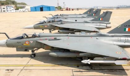 সাফল্যের আকাশেও চিন্তার মেঘ! তেজস Mk1A-র অস্ত্র পরীক্ষায় কামাল, তবুও ডেলিভারি নিয়ে কেন ঘামছে বায়ুসেনা?