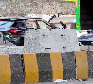 মুম্বইয়ে মেট্রোর মরণফাঁদ! হুড়মুড়িয়ে ভেঙে পড়ল বিশালাকার স্ল্যাব, পিষ্ট হলো অটো-গাড়ি, মৃত ১ ও আশঙ্কাজনক ৪