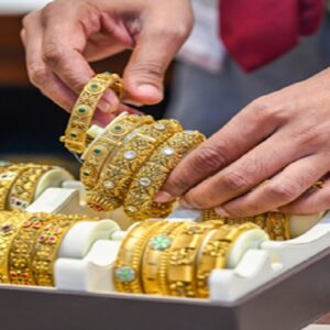 ভালোবাসার দিনে সোনায় সোহাগা! কলকাতায় এক ধাক্কায় কমল হলুদ ধাতুর দাম, ভ্যালেন্টাইনস ডে-তে কত সস্তা হল সোনা?