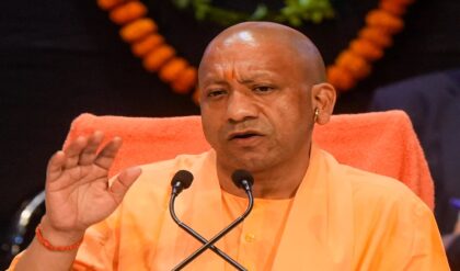 বদলগাছে গোরক্ষপুর! ‘বিকাশ মডেল’ নিয়ে নবান্ন স্টাইলে হুঙ্কার যোগী আদিত্যনাথের, কী আছে এই তালিকায়?