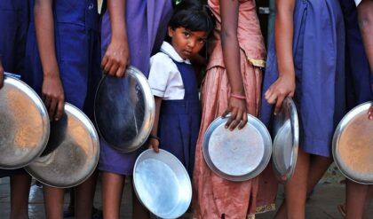 ছিঃ! বালতির নোংরা জলে মেশানো হচ্ছে দুধ, দাঁড়িয়ে দেখছেন শিক্ষিকা! মিড-ডে মিলের হাড়হিম করা ভিডিও ভাইরাল।