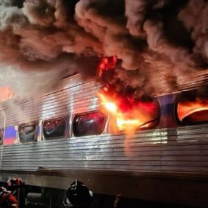 সাতসকালে কাটোয়া স্টেশনে ভয়াবহ অগ্নিকাণ্ড! দাউদাউ করে জ্বলল আজিমগঞ্জ লোকাল, প্রাণ হাতে ছুটলেন যাত্রীরা