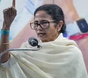 “অহংকারী এবং মিথ্যাবাদী”: মুখ্য নির্বাচন কমিশনারের সাথে বৈঠকের পর বিস্ফোরণ মমতার!