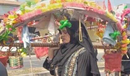 Viral Video: বোরখা পরেই শিবের চরণে! ‘হর হর মহাদেব’ ধ্বনিতে কাঁপল মন্দির, কে এই রহস্যময়ী তরুণী?