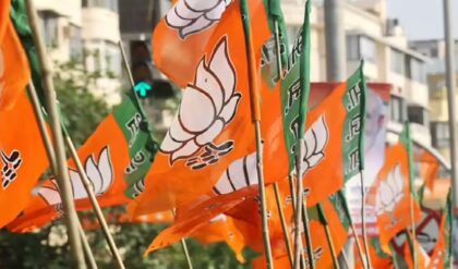 বঙ্গ রাজনীতিতে বড় ওলটপালট! সমীক্ষায় ১৫০ আসনের পূর্বাভাস, তবে কি এবার বিজেপির নবান্ন দখল?