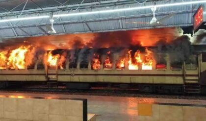 কাটোয়া স্টেশনে দাউদাউ আগুন! ভস্মীভূত ট্রেনের কামরা, রেলের নিরাপত্তা নিয়ে মোদী সরকারকে তোপ তৃণমূলের