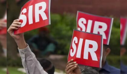 ভোট দোরগোড়ায়, তার আগেই বড় নির্দেশ! আবাস যোজনার নথিতে কেন ‘না’ বলল নির্বাচন কমিশন?