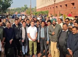 সংসদে নজিরবিহীন রণক্ষেত্র! স্পিকারকে লক্ষ্য করে কাগজ ছোড়ায় বহিষ্কৃত ৮ বিরোধী সাংসদ সংসদে নজিরবিহীন রণক্ষেত্র! স্পিকারকে লক্ষ্য করে কাগজ ছোড়ায় বহিষ্কৃত ৮ বিরোধী সাংসদ